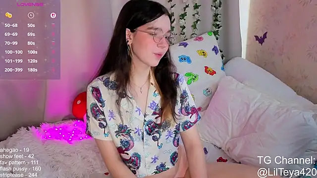 Snapshot of little_Teya chatting on October 3, 2025, 10:45 am little Teya online show from October 3, 2025, 10:45 am