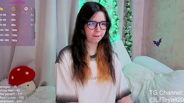 Snapshot of little_Teya chatting on November 14, 2025, 10:25 am little Teya online show from November 14, 2025, 10:25 am