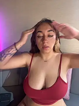 Snapshot of LuPink_ chatting on October 17, 2025, 8:22 pm LuPink  online show from October 17, 2025, 8:22 pm