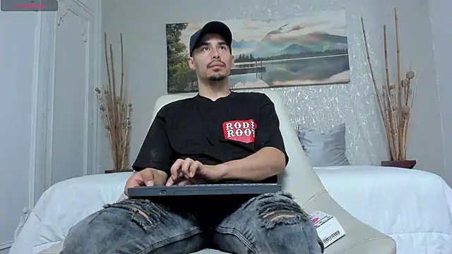 loghan fox online show from September 24, 2025, 3:32 am