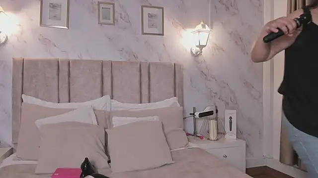 Snapshot of Paula_And chatting on June 23, 2026, 10:35 am Paula And online show from June 23, 2026, 10:35 am