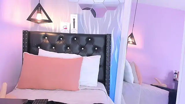 lucia-cute online show from March 10, 2026, 7:19 pm