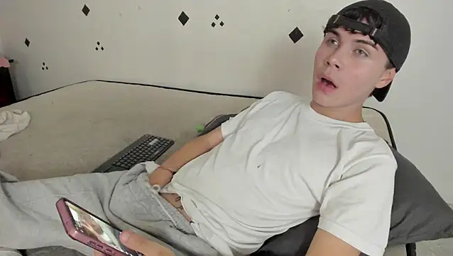 Snapshot of crushnier1 chatting on October 21, 2025, 8:42 pm crushnier1 online show from October 21, 2025, 8:42 pm