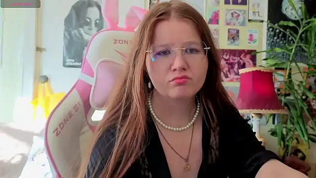 Snapshot of Sienna-Cow chatting on October 12, 2025, 11:42 am Sienna-Cow online show from October 12, 2025, 11:42 am