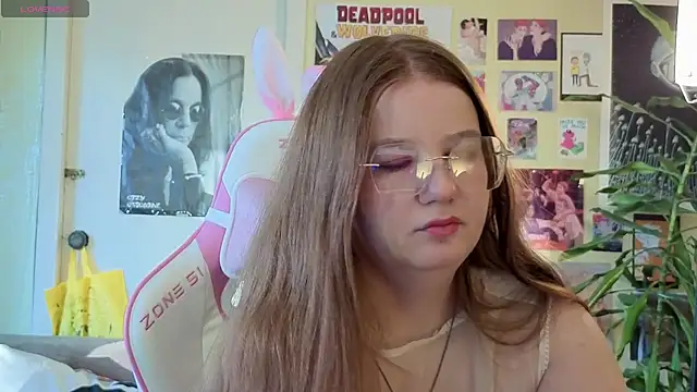 Snapshot of Sienna-Cow chatting on October 19, 2025, 12:28 pm Sienna-Cow online show from October 19, 2025, 12:28 pm