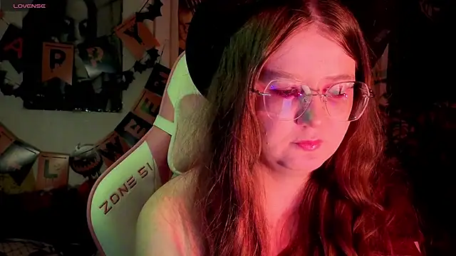 Snapshot of Sienna-Cow chatting on October 31, 2025, 1:01 pm Sienna-Cow online show from October 31, 2025, 1:01 pm