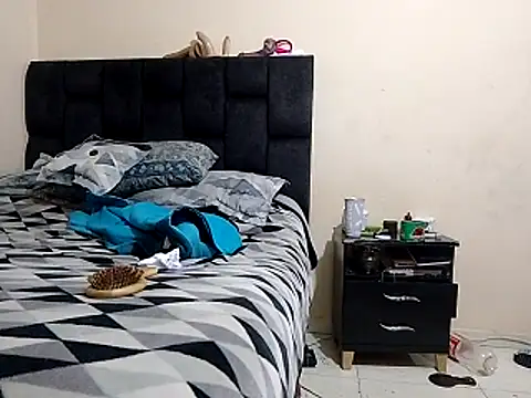 saenzjulieta1 online show from November 4, 2025, 7:57 pm