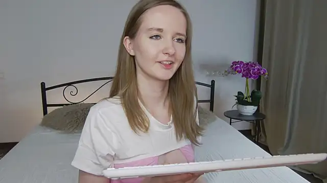 AlexsisFaee online show from July 8, 2026, 8:35 pm