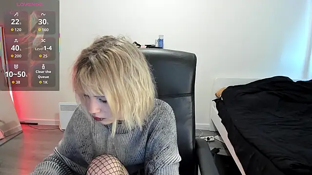 Snapshot of LiyaLuna chatting on October 8, 2025, 10:35 am LiyaLuna online show from October 8, 2025, 10:35 am