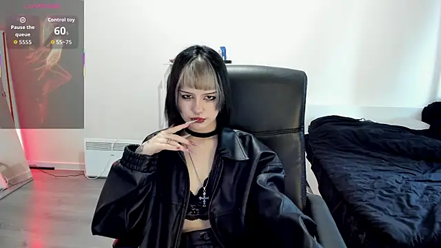 Snapshot of LiyaLuna chatting on October 10, 2025, 10:47 am LiyaLuna online show from October 10, 2025, 10:47 am