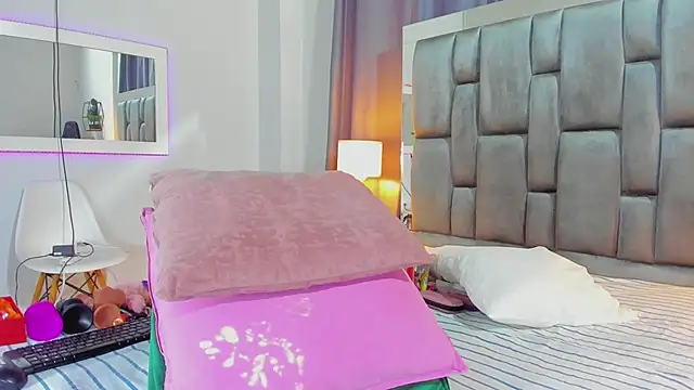 Snapshot of Violet_horny05 chatting on October 7, 2025, 7:33 pm Violet horny05 online show from October 7, 2025, 7:33 pm