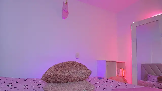 emy colee  online show from February 5, 2026, 4:28 am