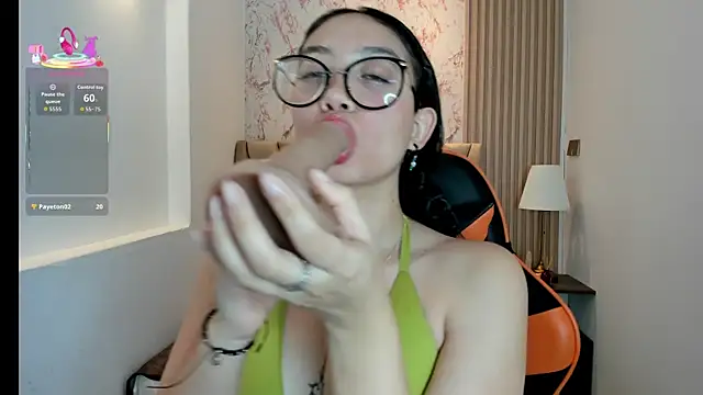 Yuna  Min online show from September 23, 2025, 12:08 pm