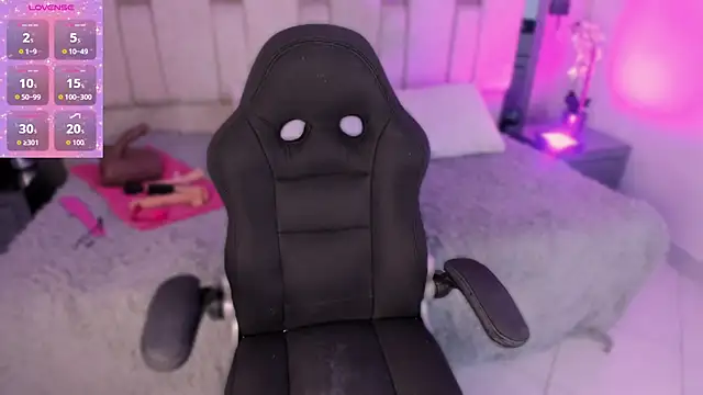 Samarafernandez online show from September 22, 2025, 1:29 am