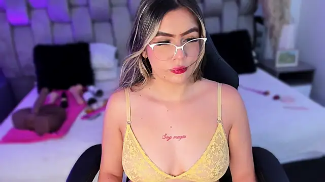 Samarafernandez online show from October 4, 2025, 3:48 am