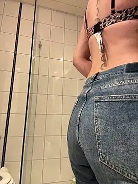 Snapshot of IsabellaEtha chatting on October 21, 2025, 10:49 am IsabellaEtha online show from October 21, 2025, 10:49 am