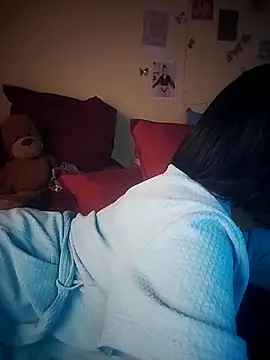 Seductive Yellow Titties online show from September 12, 2025, 1:00 pm