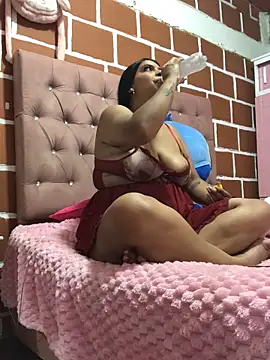 Snapshot of Rachellcooperrr chatting on February 25, 2026, 12:53 am Rachellcooperrr online show from February 25, 2026, 12:53 am