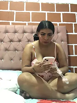 Rachellcooperrr online show from May 20, 2026, 12:50 am
