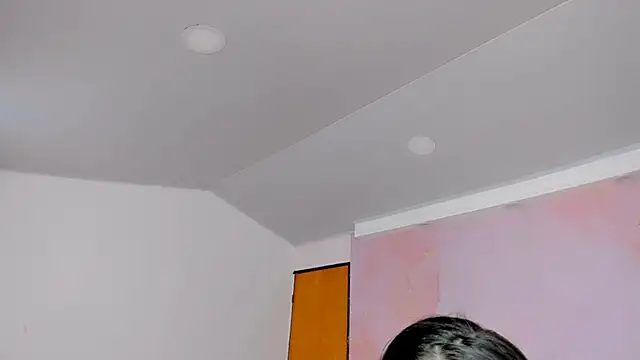 milk candy18 online show from October 9, 2025, 12:25 pm