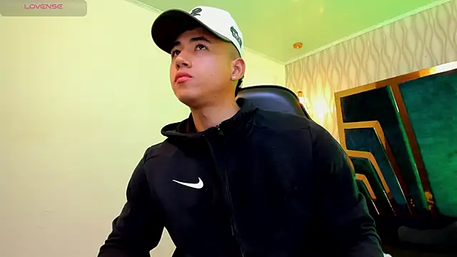 Snapshot of Draven_Marceaux chatting on September 18, 2025, 11:45 am Draven Marceaux online show from September 18, 2025, 11:45 am