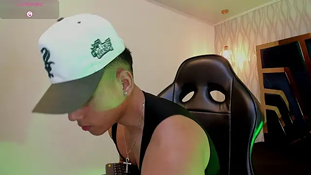 Snapshot of Draven_Marceaux chatting on October 4, 2025, 1:20 pm Draven Marceaux online show from October 4, 2025, 1:20 pm