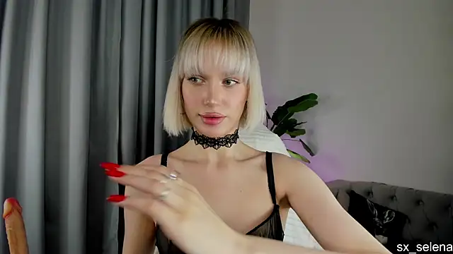 Ice Strawberry online show from April 26, 2026, 3:04 am