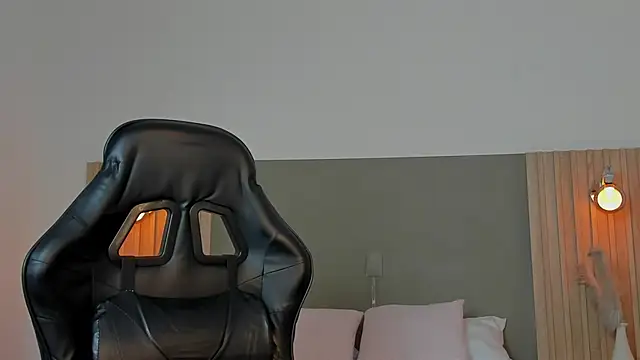 luccia smith online show from February 15, 2026, 2:19 am