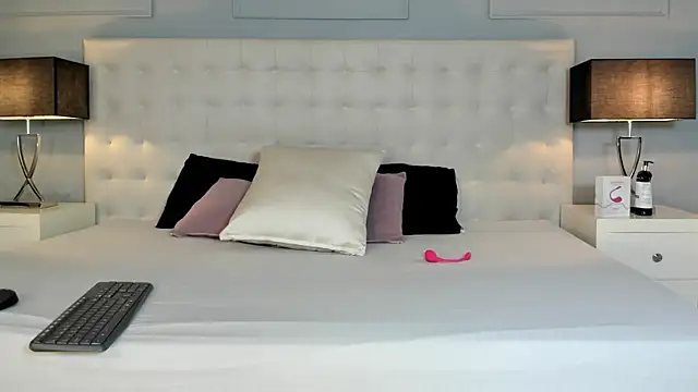 Snapshot of KellyRooss chatting on October 1, 2025, 12:00 pm KellyRooss online show from October 1, 2025, 12:00 pm