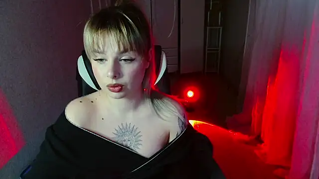 Snapshot of AngelicaHollywood chatting on February 19, 2026, 10:17 pm AngelicaHollywood online show from February 19, 2026, 10:17 pm