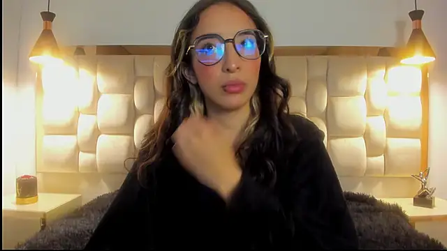 Emilia Bons online show from November 17, 2025, 2:01 pm