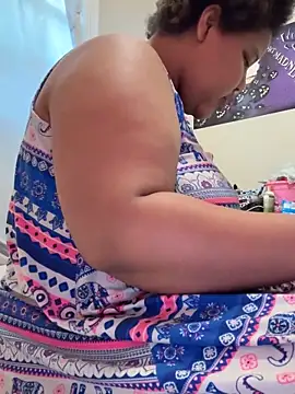 Snapshot of chocolate_bella chatting on October 15, 2025, 1:44 pm chocolate bella online show from October 15, 2025, 1:44 pm