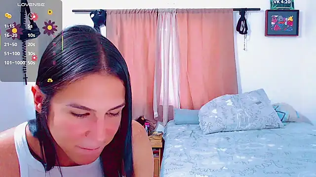 Snapshot of Azley_sweet chatting on February 7, 2025, 6:56 pm Azley sweet online show from February 7, 2025, 6:56 pm