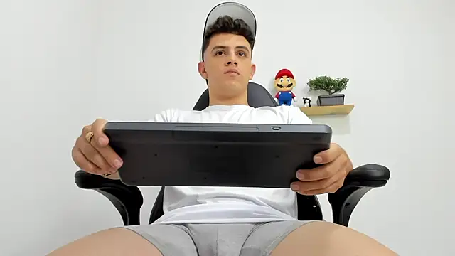 Snapshot of Mikecooper chatting on October 7, 2025, 12:30 am Mikecooper online show from October 7, 2025, 12:30 am