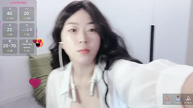 Snapshot of Emmaq996 chatting on October 13, 2025, 7:41 am Emmaq996 online show from October 13, 2025, 7:41 am