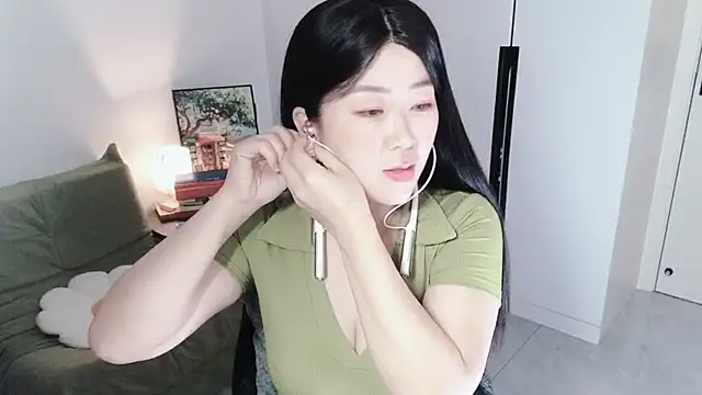 Snapshot of Emmaq996 chatting on October 19, 2025, 2:12 am Emmaq996 online show from October 19, 2025, 2:12 am