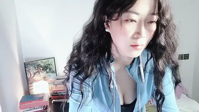 Snapshot of Emmaq996 chatting on October 21, 2025, 1:39 am Emmaq996 online show from October 21, 2025, 1:39 am