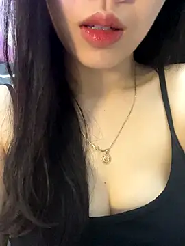 Snapshot of Mon_monbaby chatting on October 19, 2025, 5:35 pm Mon monbaby online show from October 19, 2025, 5:35 pm