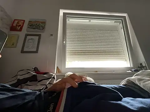 xmilolivex online show from April 14, 2026, 10:32 am