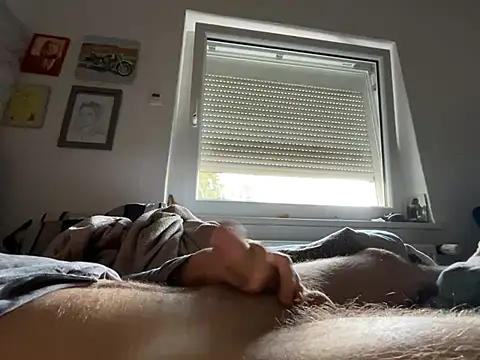 xmilolivex online show from April 17, 2026, 3:59 pm