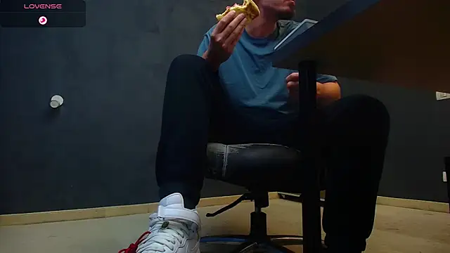 EnzoRace online show from October 10, 2025, 5:28 am