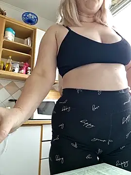 Snapshot of Xseniy chatting on November 3, 2025, 6:25 am Xseniy online show from November 3, 2025, 6:25 am