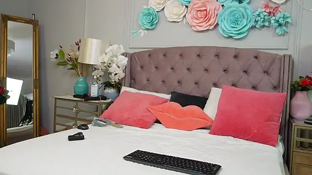 JenniferLovve online show from November 9, 2025, 4:00 am