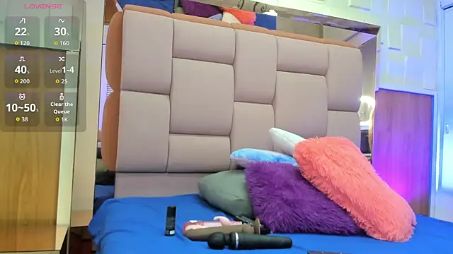 valeriahenao1 online show from September 19, 2025, 7:14 pm