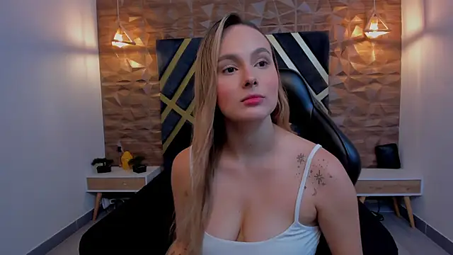 Emmaa white  online show from October 31, 2025, 5:14 pm