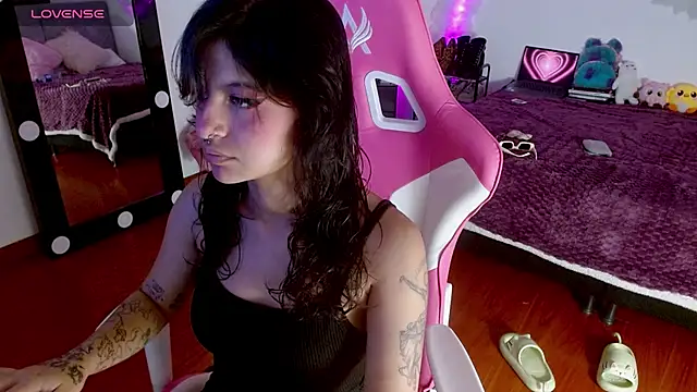 Snapshot of larah_uwu chatting on September 21, 2025, 7:48 pm larah uwu online show from September 21, 2025, 7:48 pm