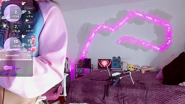 Snapshot of larah_uwu chatting on September 27, 2025, 7:35 am larah uwu online show from September 27, 2025, 7:35 am