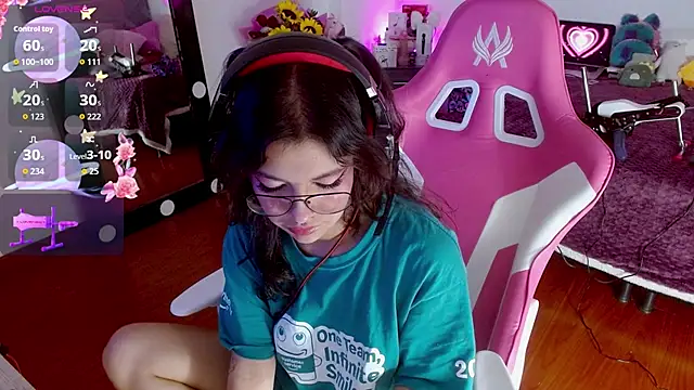 Snapshot of larah_uwu chatting on September 27, 2025, 7:41 pm larah uwu online show from September 27, 2025, 7:41 pm