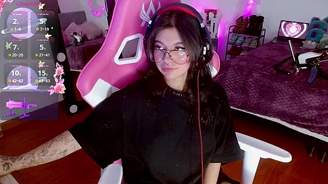 Snapshot of larah_uwu chatting on September 29, 2025, 8:24 pm larah uwu online show from September 29, 2025, 8:24 pm