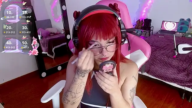 Snapshot of larah_uwu chatting on October 3, 2025, 7:33 pm larah uwu online show from October 3, 2025, 7:33 pm